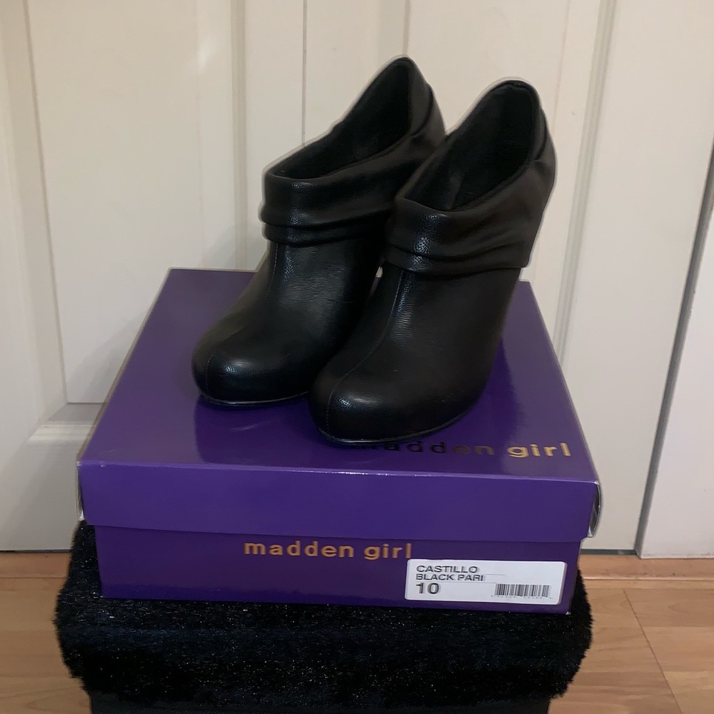 Steve Madden black booties